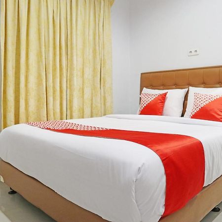 Oyo 1649 Grya Lavinsa Hotel Паданг Екстериор снимка