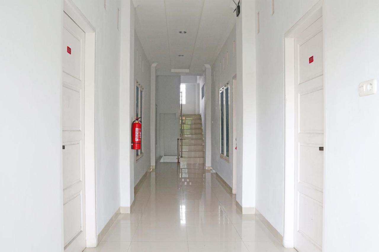 Oyo 1649 Grya Lavinsa Hotel Паданг Екстериор снимка