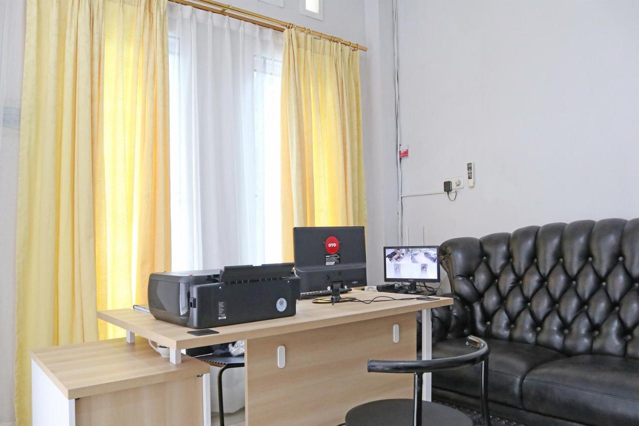 Oyo 1649 Grya Lavinsa Hotel Паданг Екстериор снимка