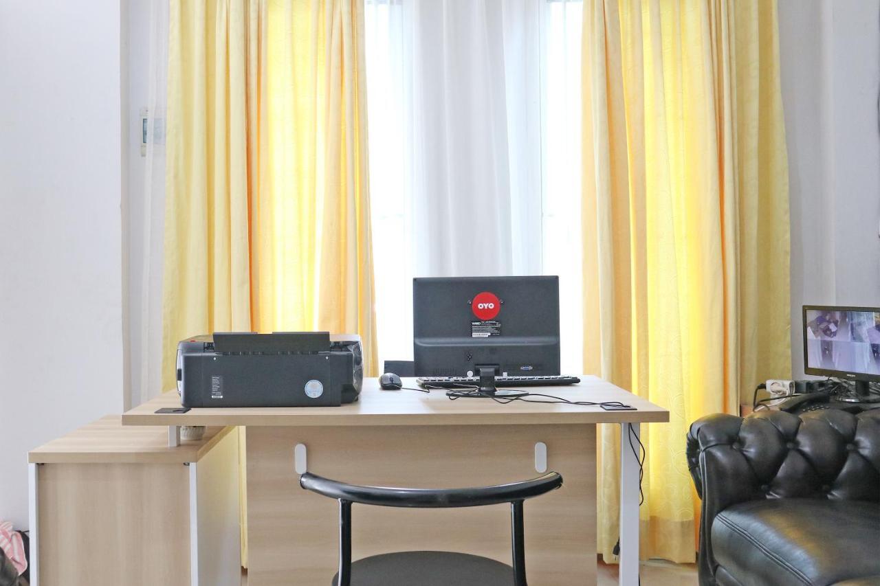 Oyo 1649 Grya Lavinsa Hotel Паданг Екстериор снимка