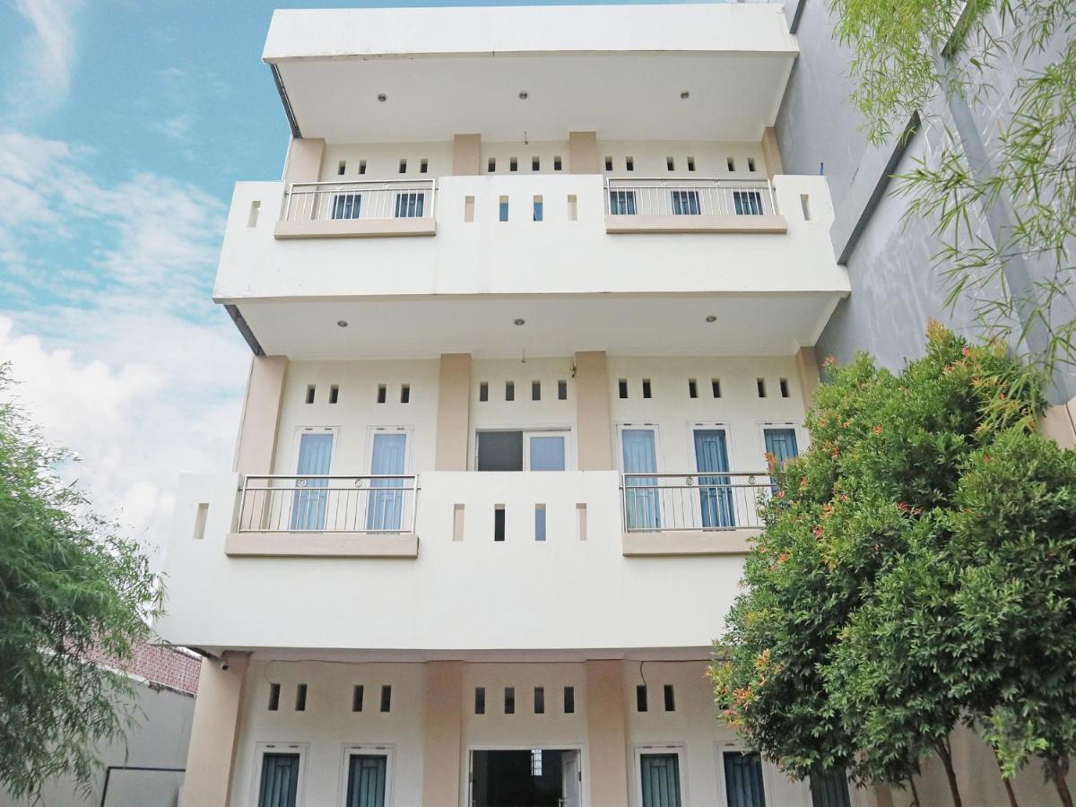 Oyo 1649 Grya Lavinsa Hotel Паданг Екстериор снимка