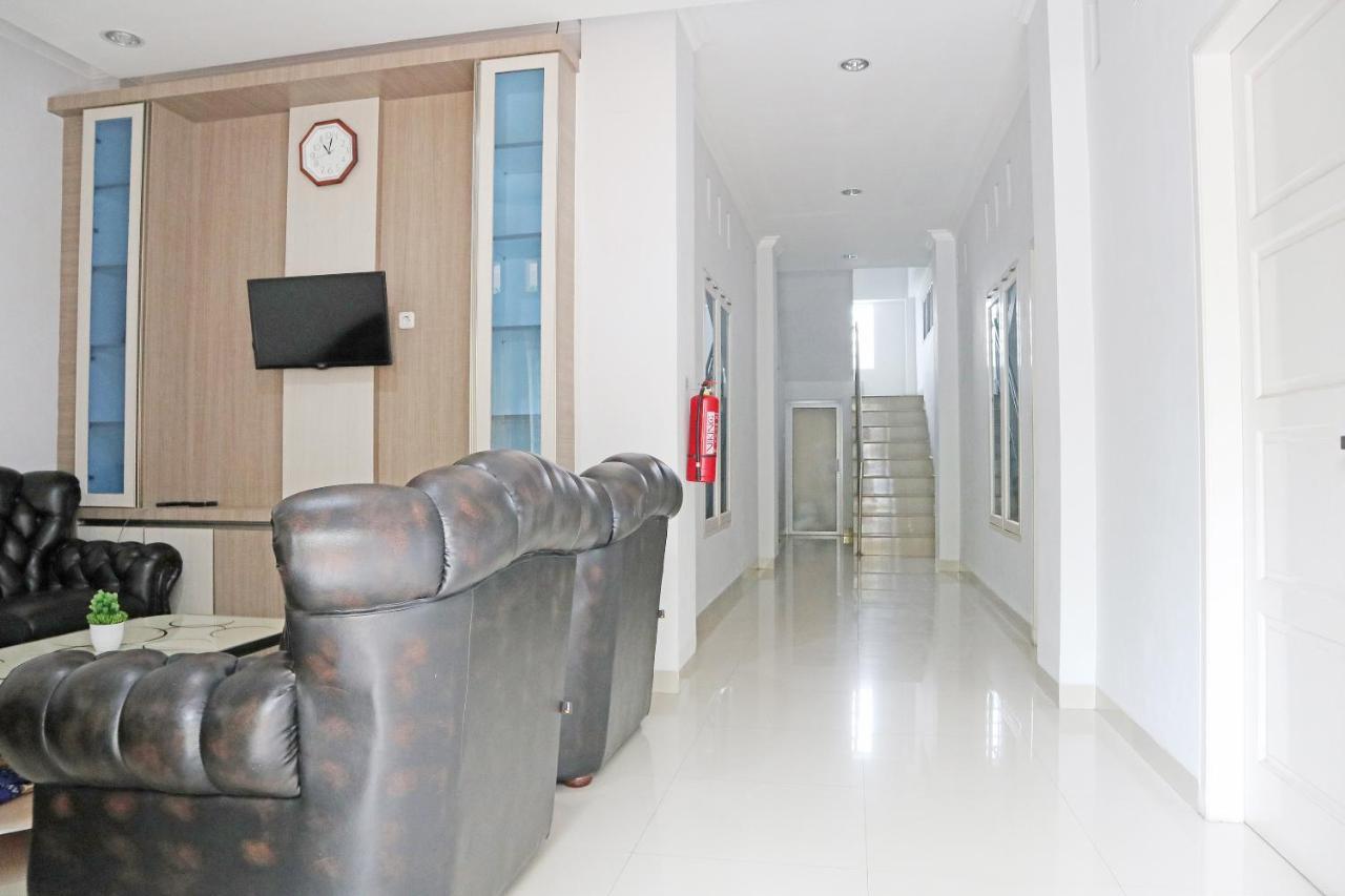 Oyo 1649 Grya Lavinsa Hotel Паданг Екстериор снимка
