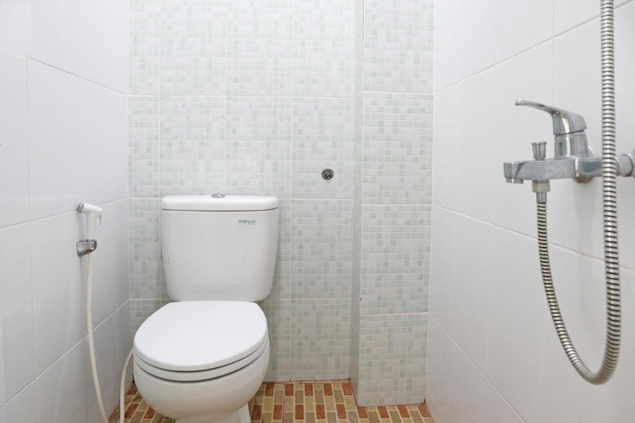Oyo 1649 Grya Lavinsa Hotel Паданг Екстериор снимка