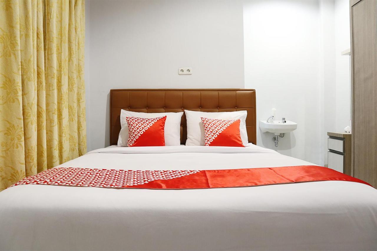 Oyo 1649 Grya Lavinsa Hotel Паданг Екстериор снимка