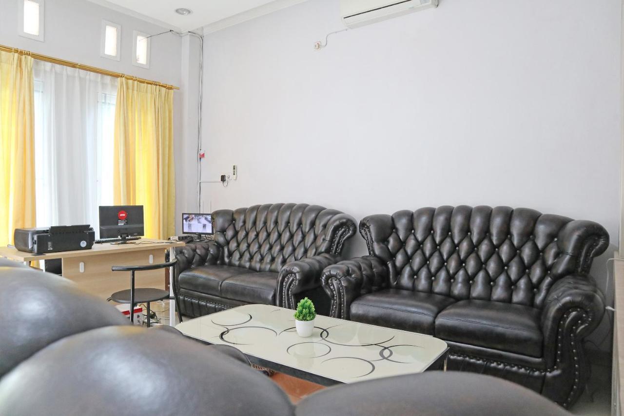 Oyo 1649 Grya Lavinsa Hotel Паданг Екстериор снимка