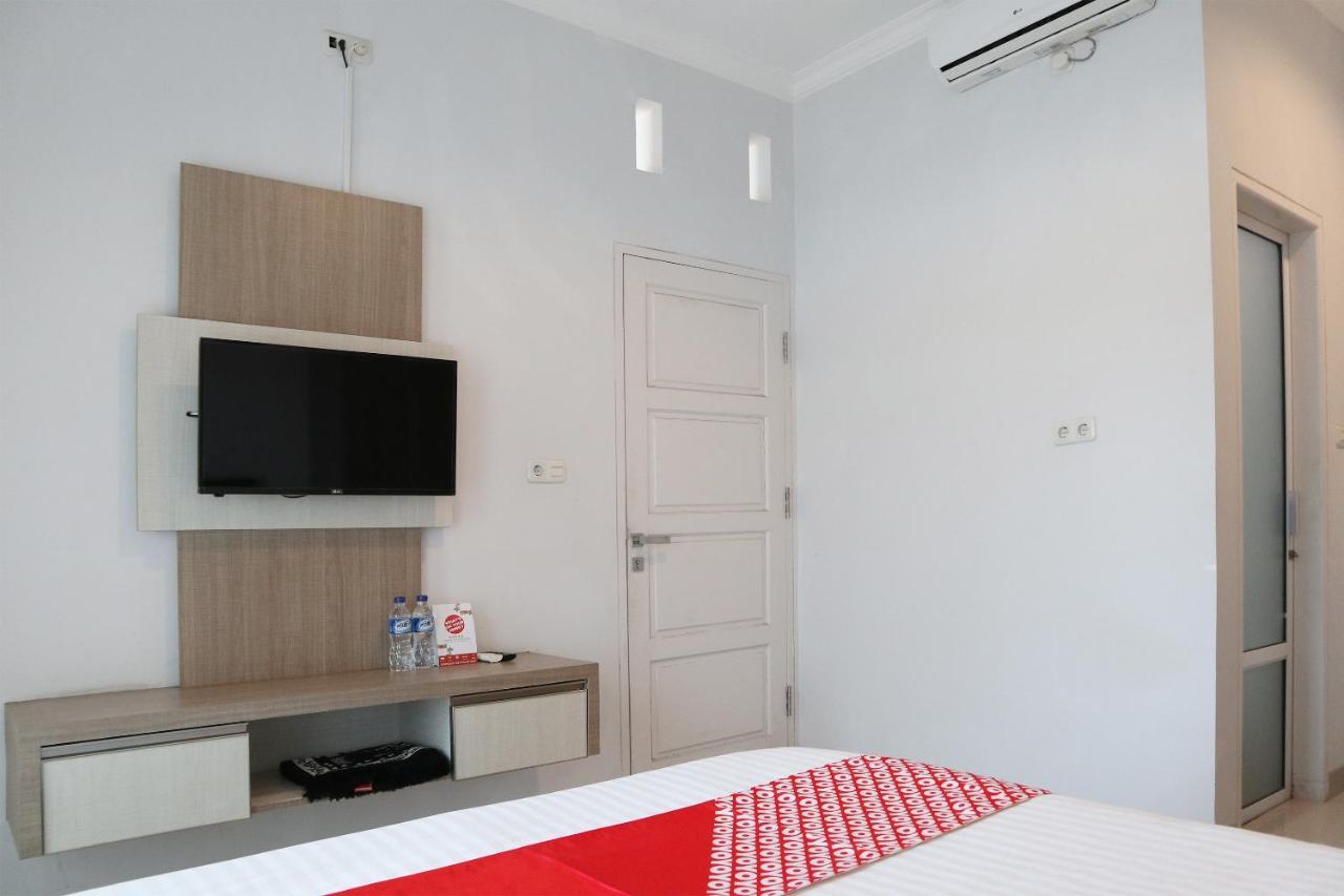 Oyo 1649 Grya Lavinsa Hotel Паданг Екстериор снимка