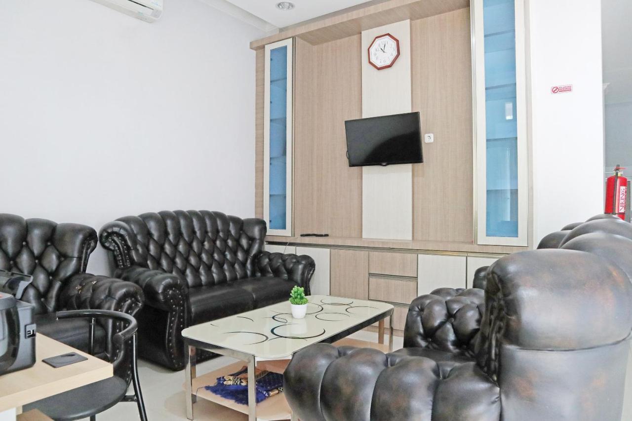 Oyo 1649 Grya Lavinsa Hotel Паданг Екстериор снимка