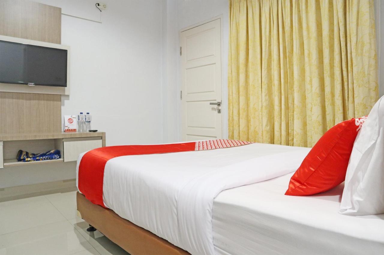 Oyo 1649 Grya Lavinsa Hotel Паданг Екстериор снимка