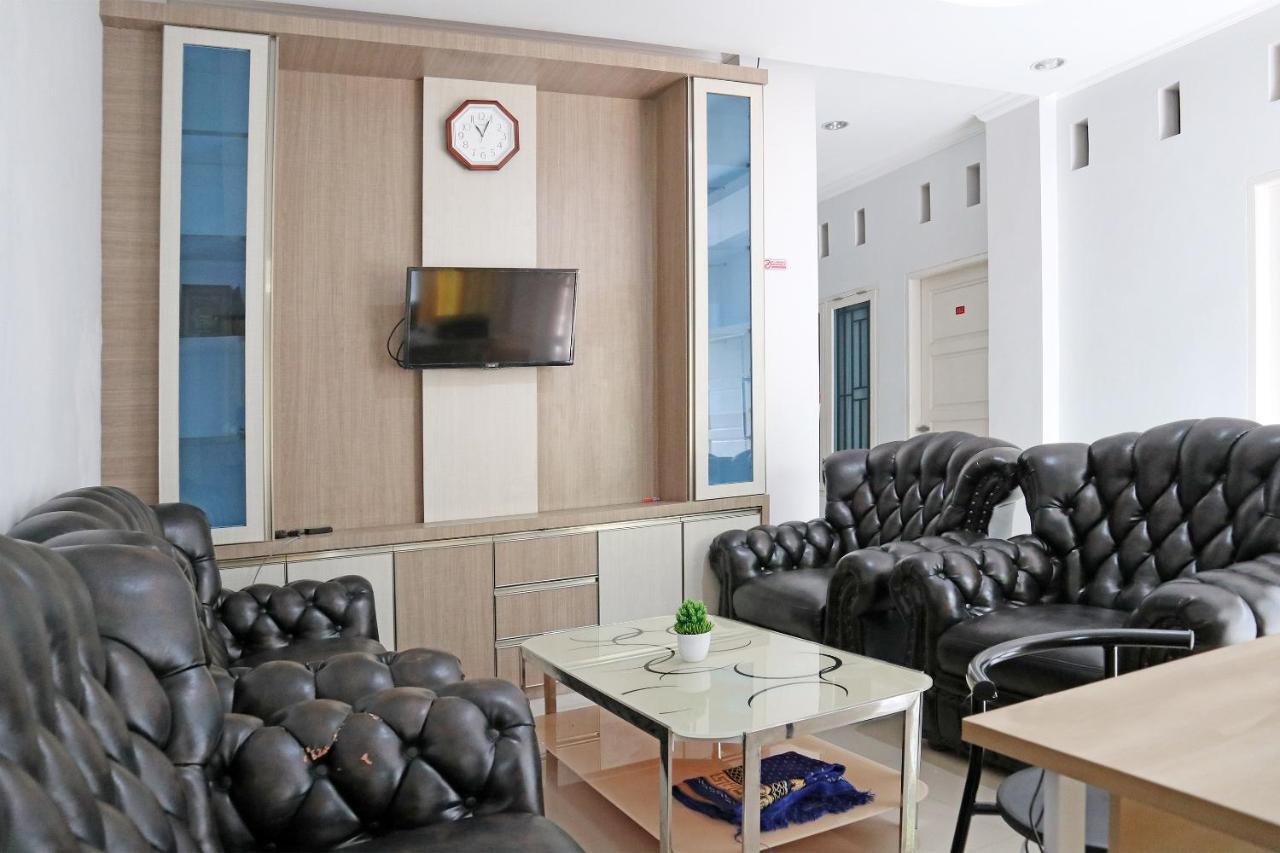 Oyo 1649 Grya Lavinsa Hotel Паданг Екстериор снимка